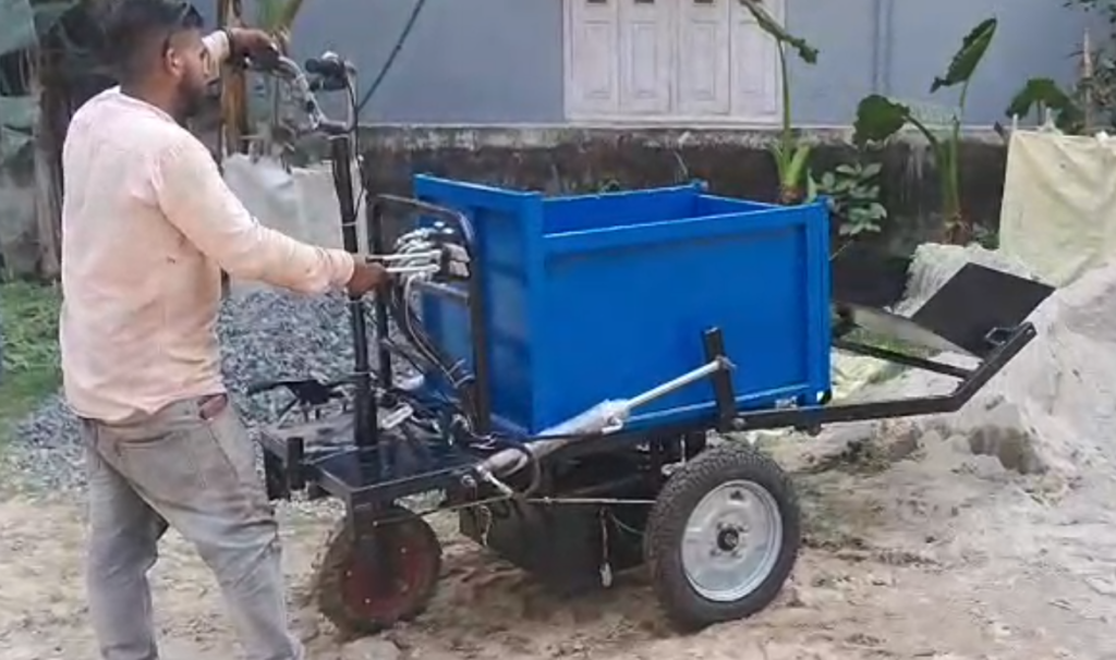 Self loaded electric mini dumper